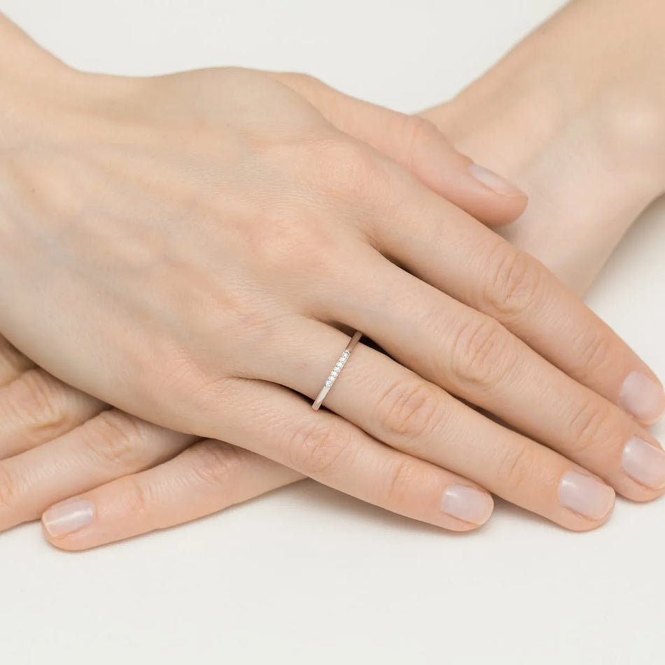 Stříbrný prsten se zirkony