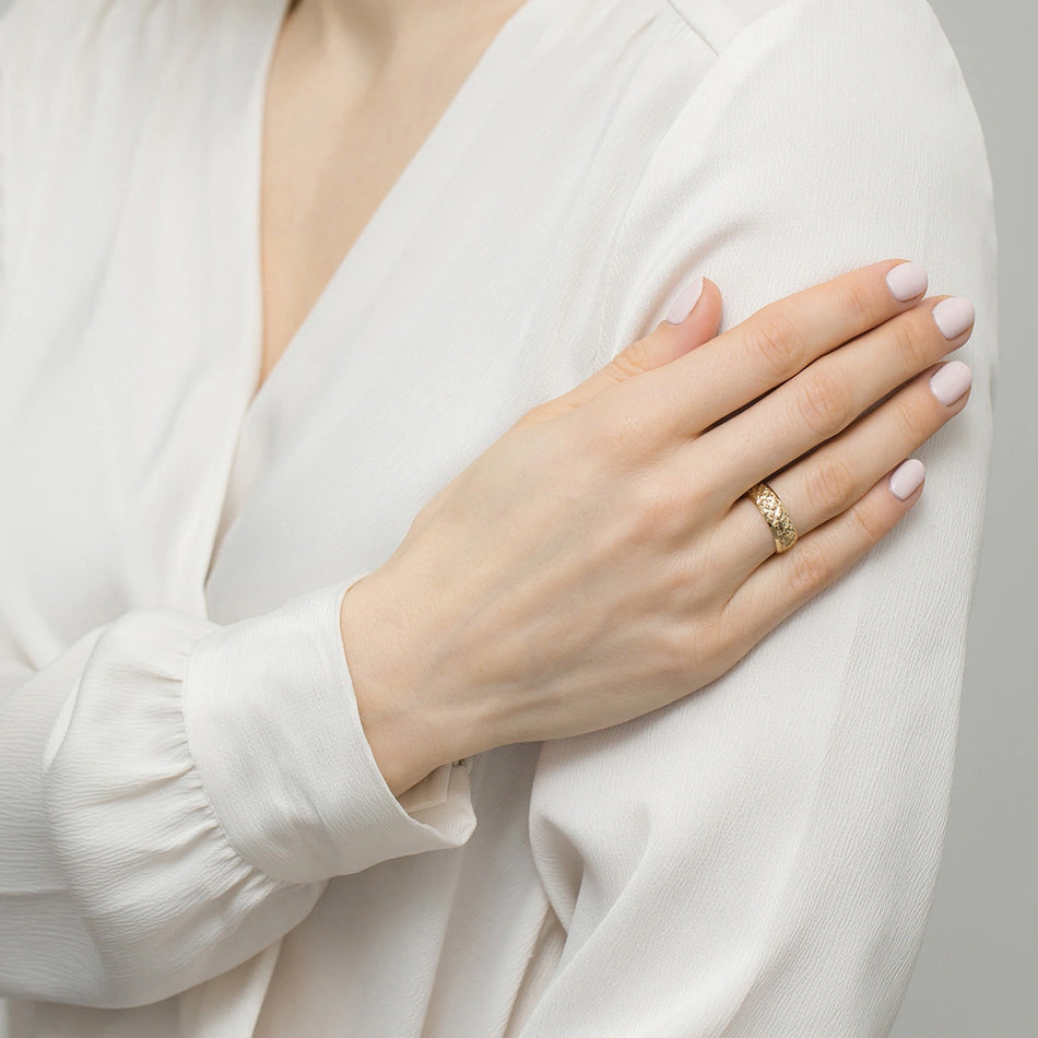 Goldring mit Durchbruchmuster