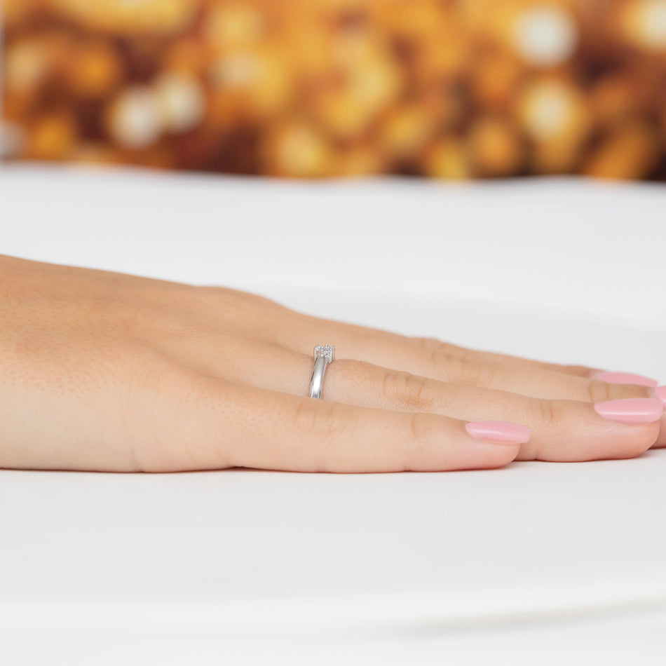 Stříbrný prsten se zirkony