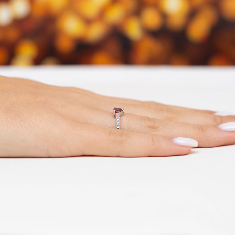 Stříbrný prsten s červenou zirkonií