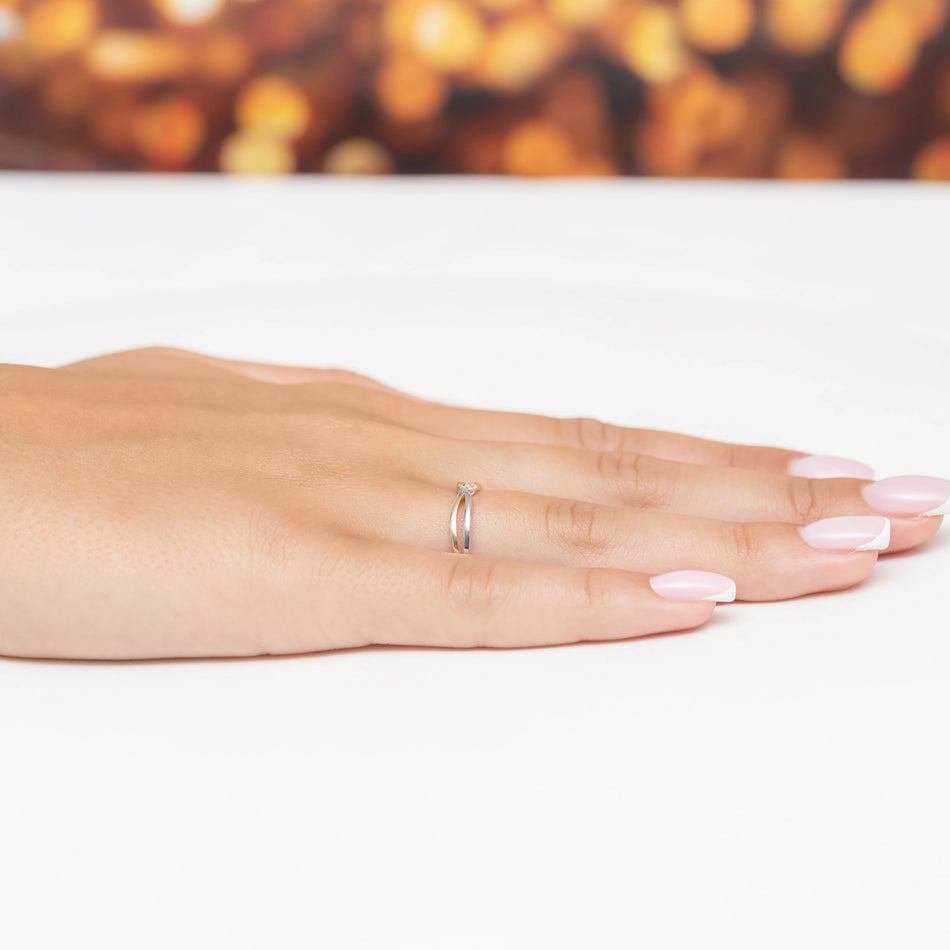 Dvoubarevný zlatý proplétaný prsten se zirkony