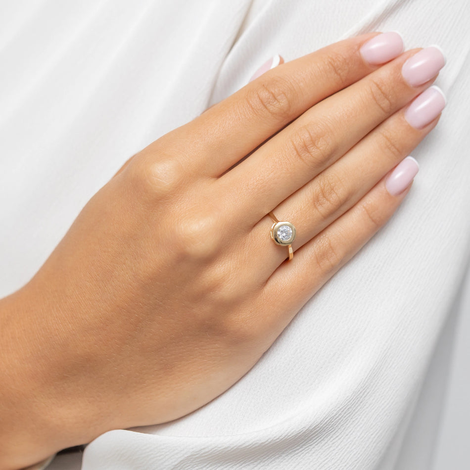 Zlatý prsten se zirkony