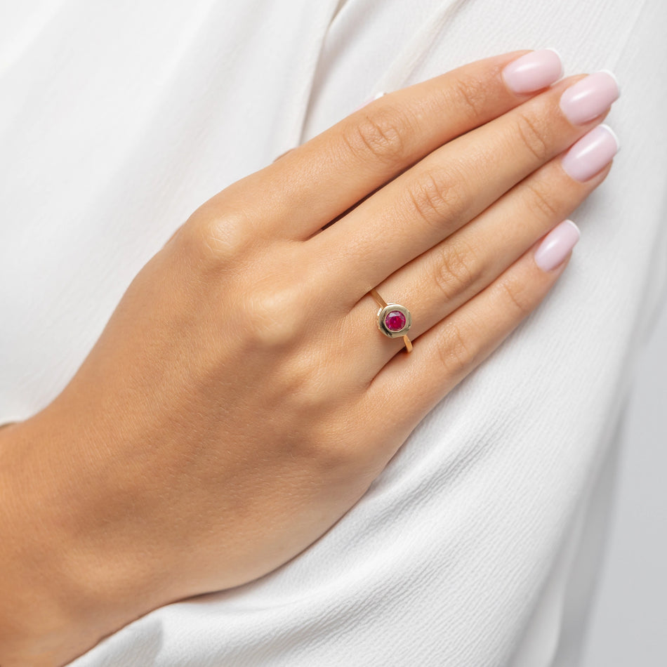 Zlatý prsten se zirkony