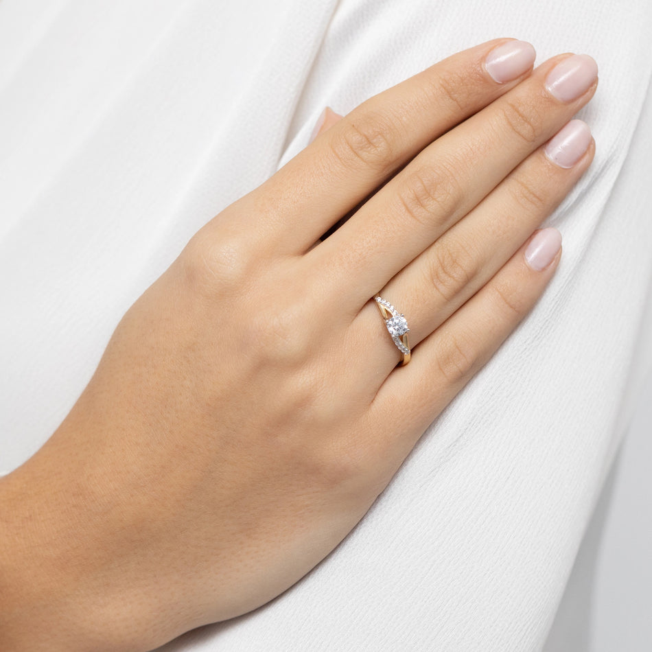 Zlatý prsteň so zirkónmi vlnky