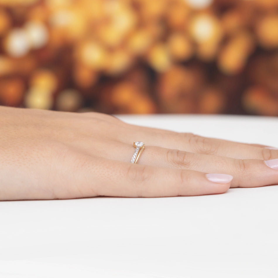 Zlatý prsteň so zirkónmi vlnky