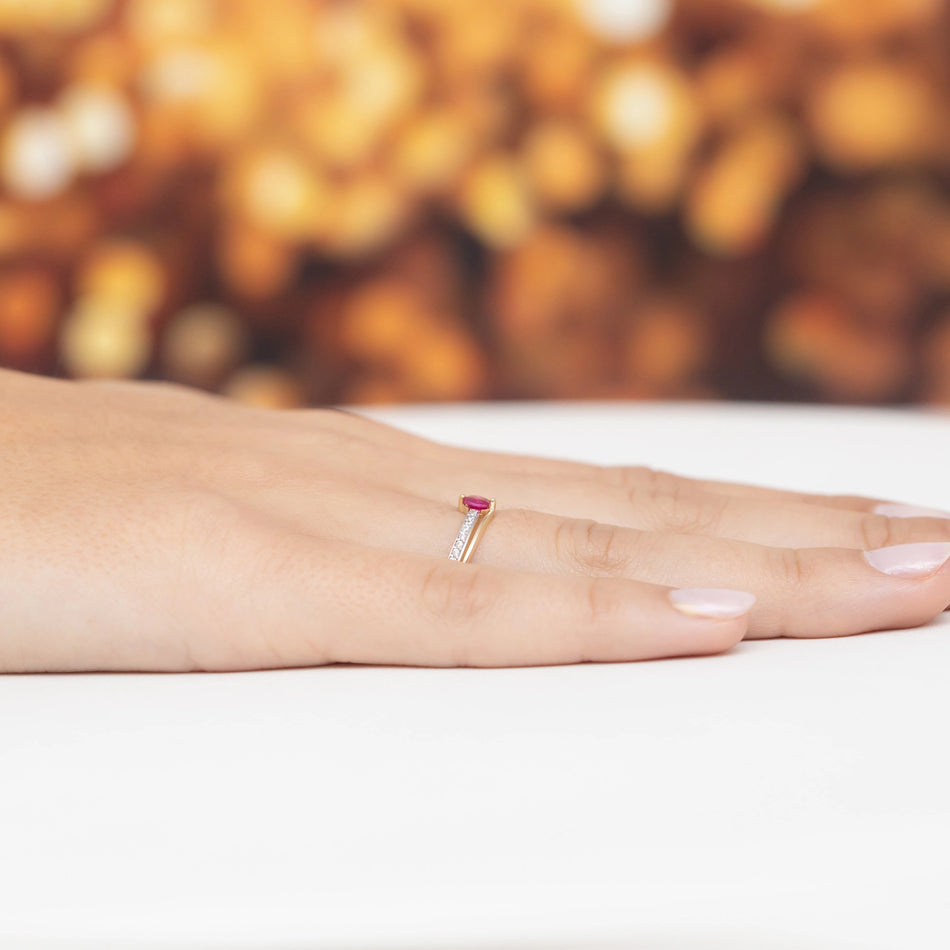 Zlatý prsten s červenými vlnami z zirkonie