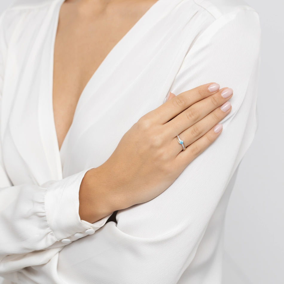 Zlatý prsten s modrými vlnami z zirkonie