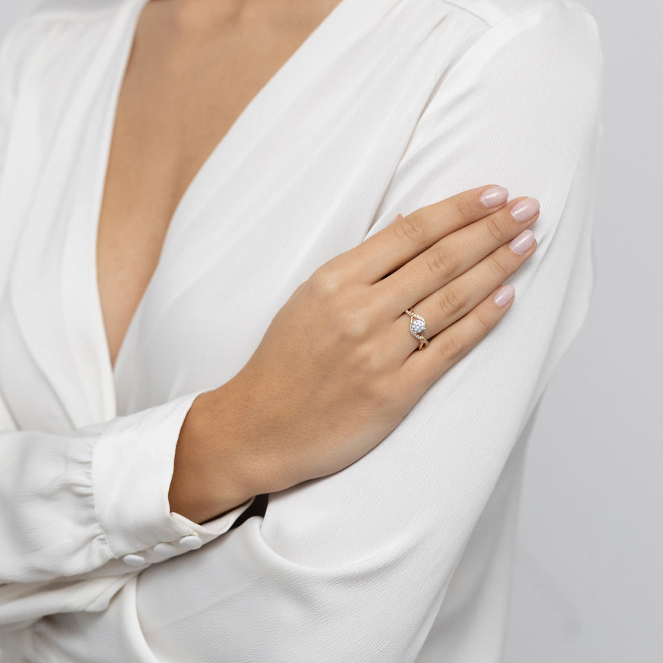 Zlatý prsteň so zirkónmi s pleteným vzorom