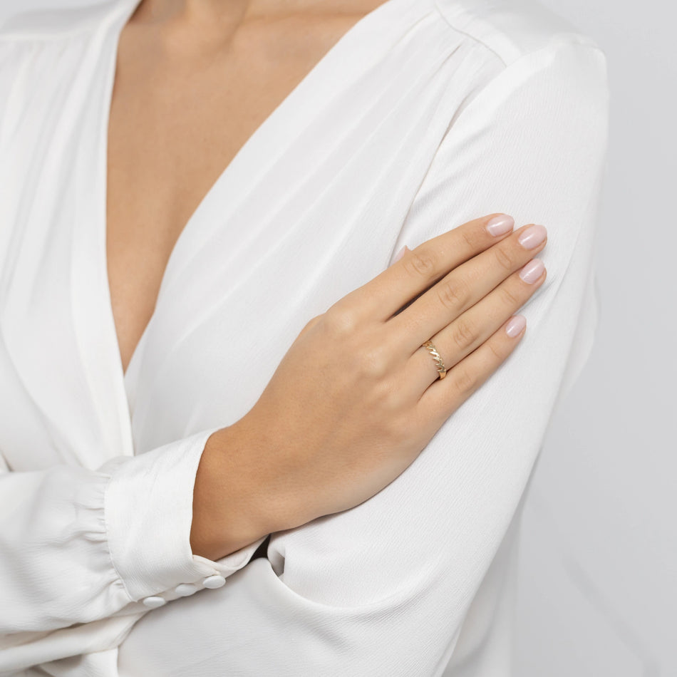 Zlatý prsteň so zirkónmi listy