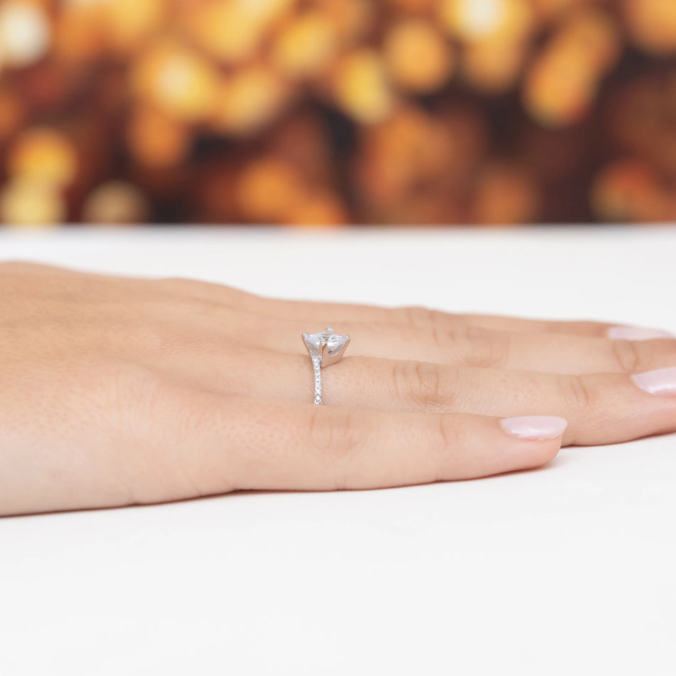 Stříbrný prsten se zirkony