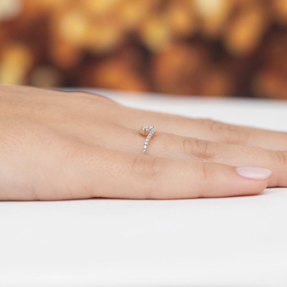 Jemný zlatý prsteň so zirkónmi