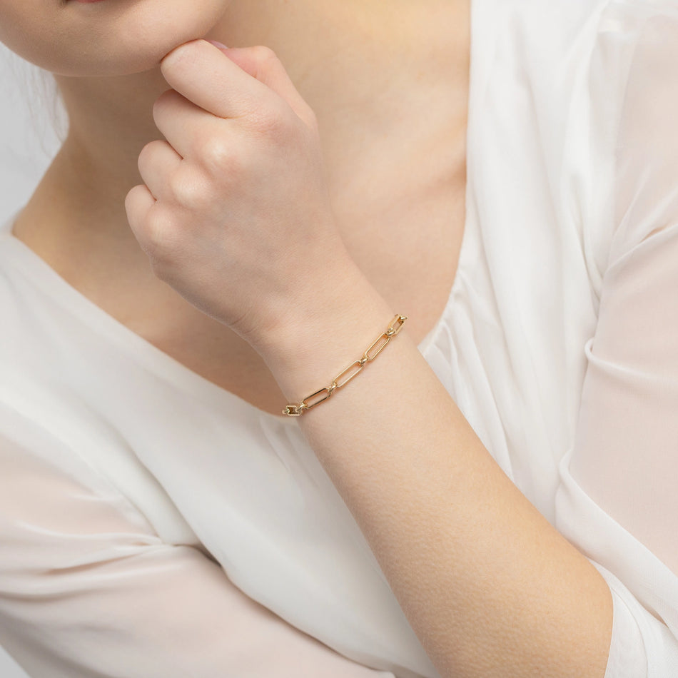 Zlatý náramek se širokými články