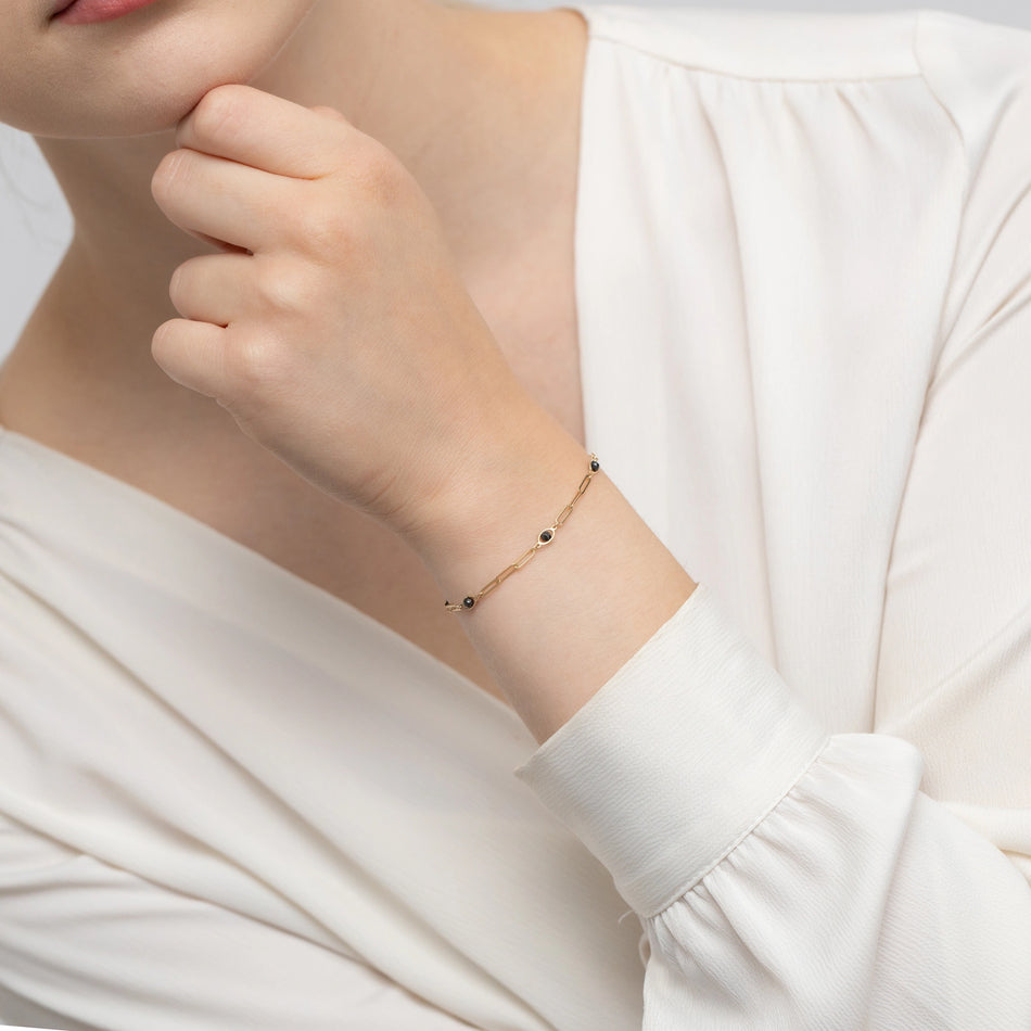 Zlatý náramek s články a černým zirkonem