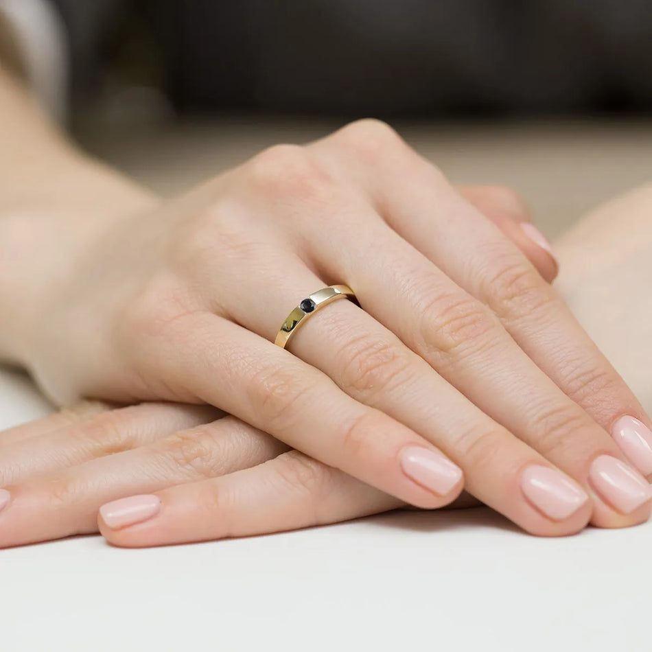 Zlatý prsten s černou zirkonií