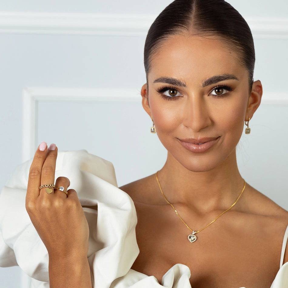 Jemný zlatý prsteň so spleteným srdcom