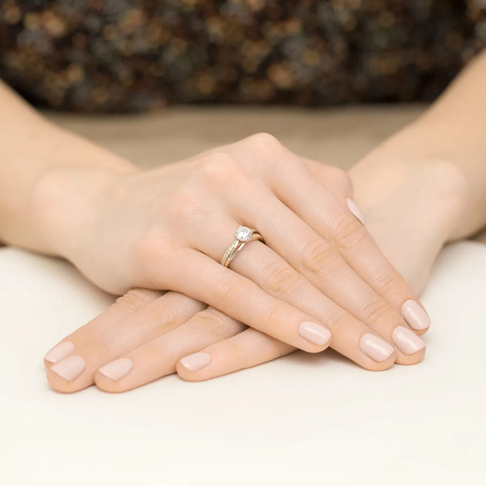 Dvoubarevný zlatý proplétaný prsten se zirkony