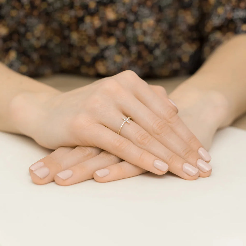 Zlatý prsten se zirkony a křížkem z korálků