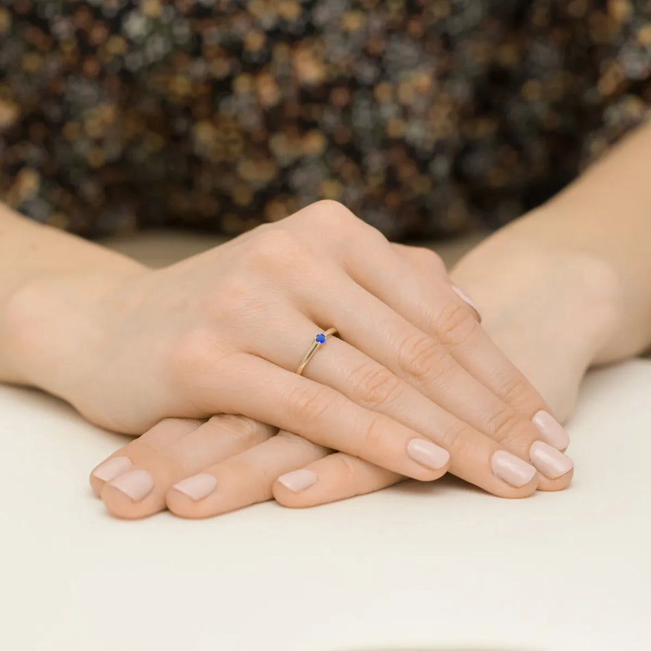 Zlatý prsten s tmavě modrým zirkonem