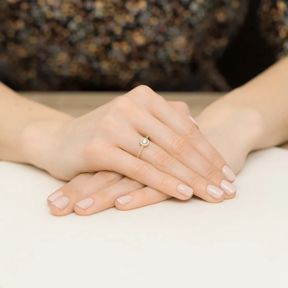 Zlatý prsteň so zirkónmi kvetinový