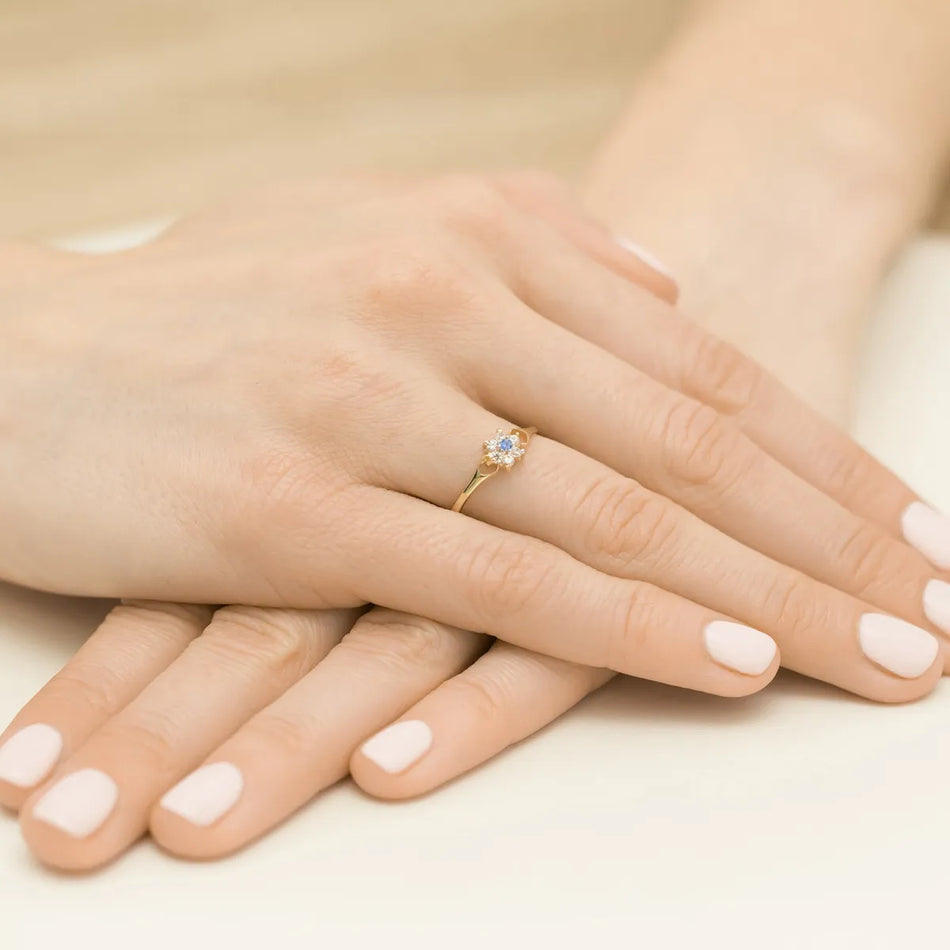 Zlatý prsten s květinou se zirkony