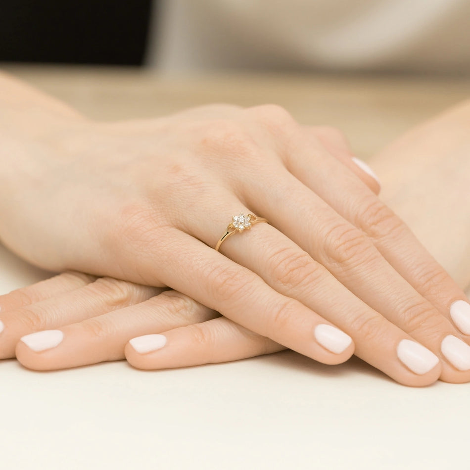 Zlatý prsteň so zirkónmi kvetinový