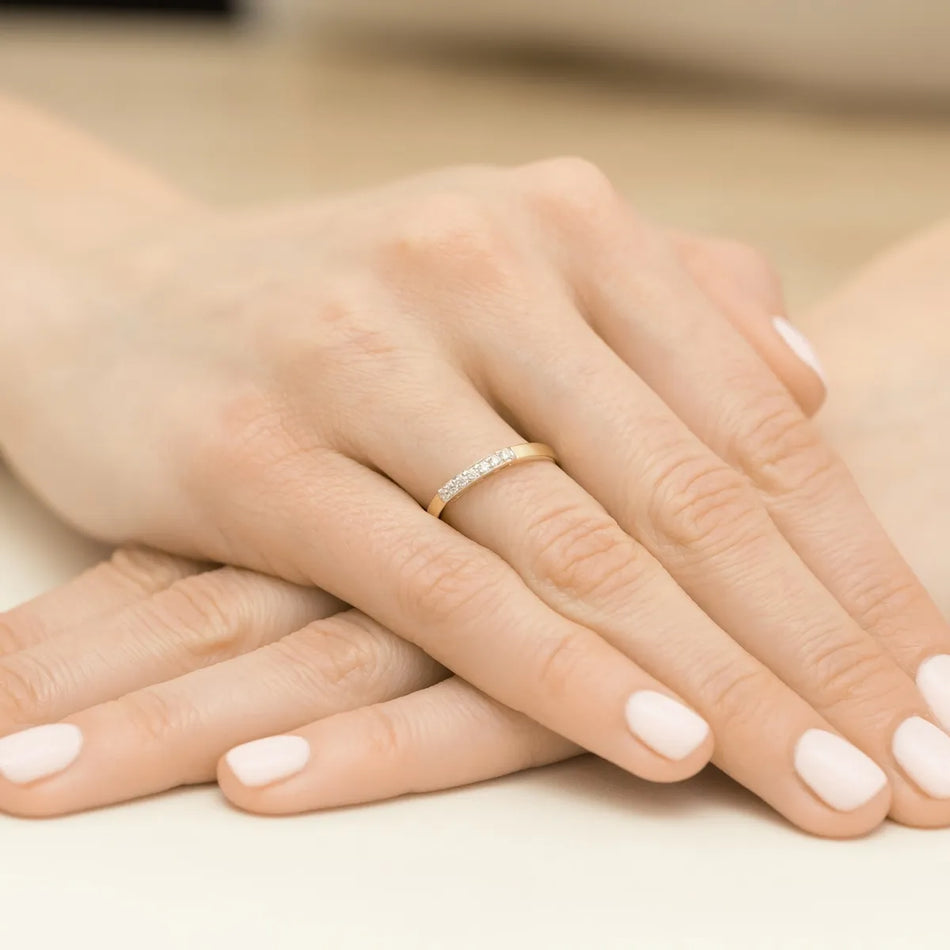 Jemný zlatý prsteň so zirkónmi