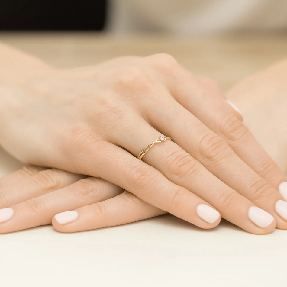 Dvoubarevný zlatý proplétaný prsten se zirkony