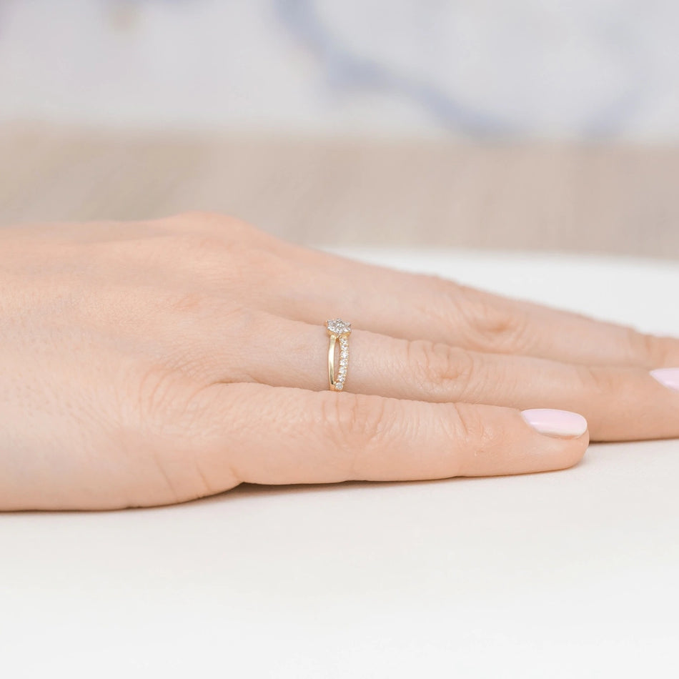 Zlatý prsteň so zirkónmi kvetinový