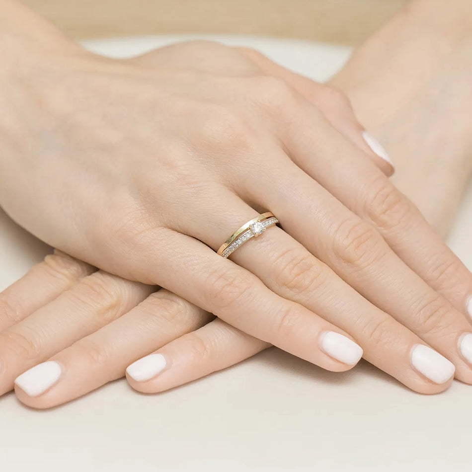 Dvoubarevný zlatý prsten se zirkony