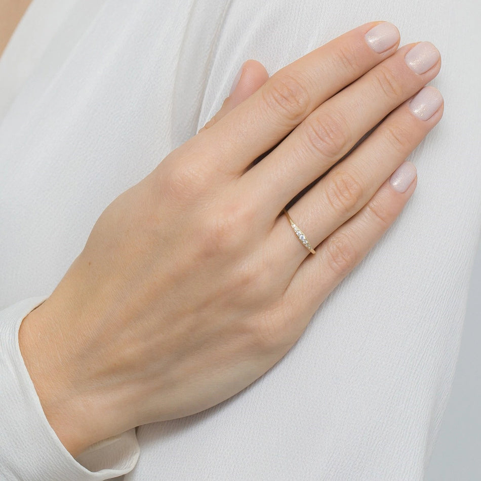 Jemný zlatý prsteň so zirkónmi