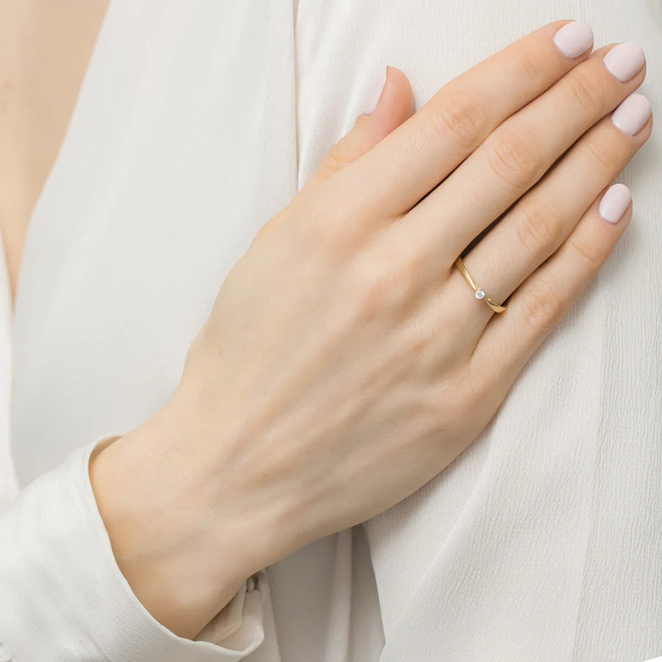 Zlatý prsten se zirkony