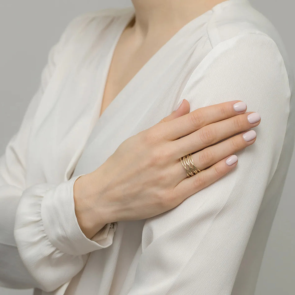 Široký zlatý prsten s otevřenou prací