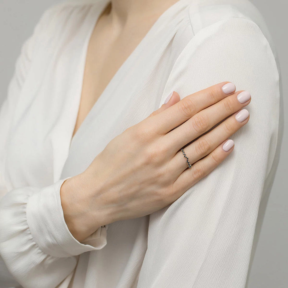 Zlatý prsten s černou zirkonií ve tvaru cik-cak