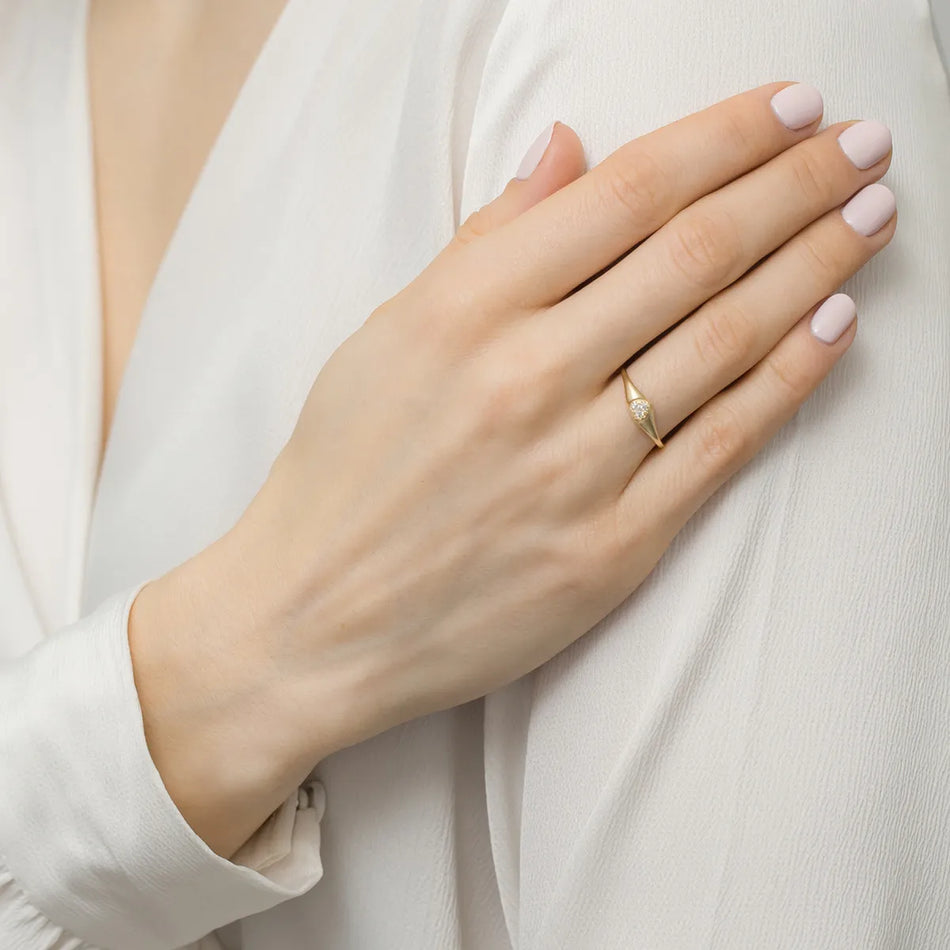 Zlatý prsten se zirkony