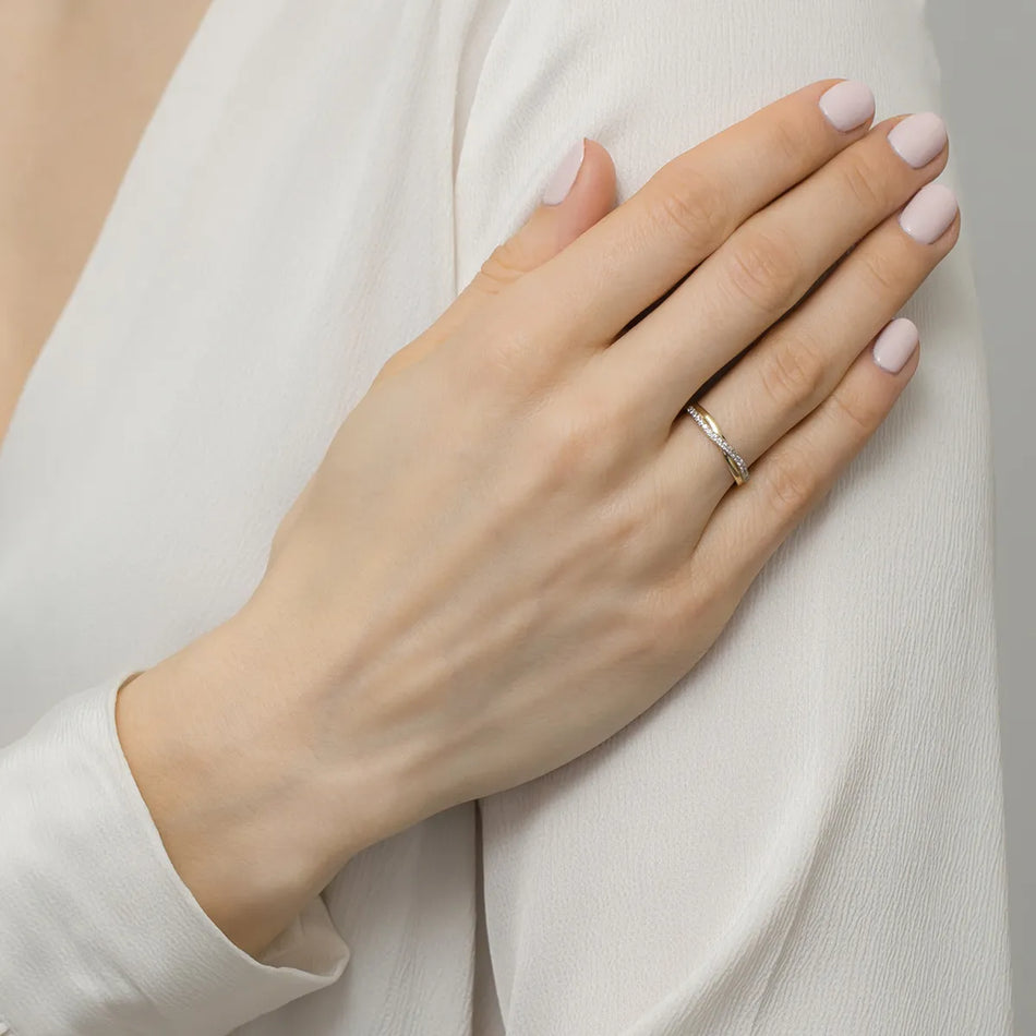 Jemný zlatý prsteň so zirkónmi vlnky