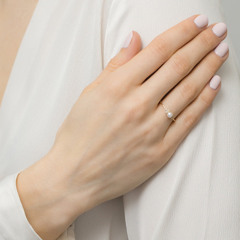 Jemný zlatý prsteň s kultivovanou perlou a zirkóniou