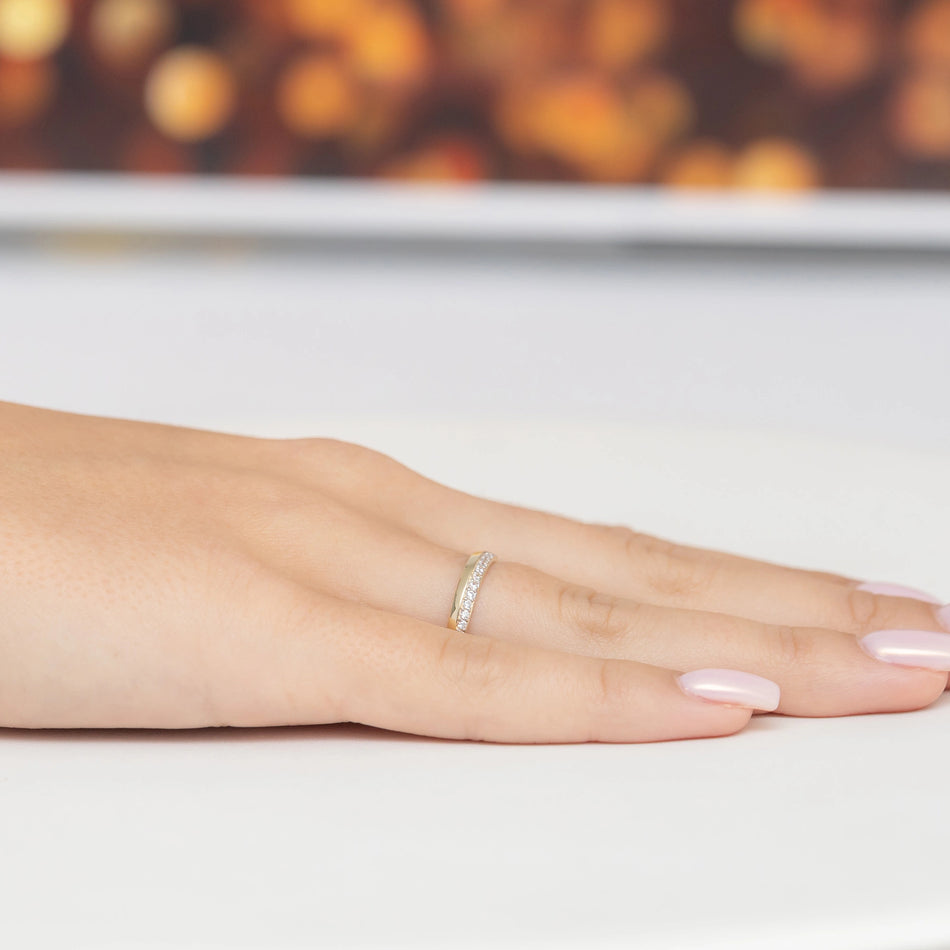 Jemný zlatý prsteň so zirkónmi