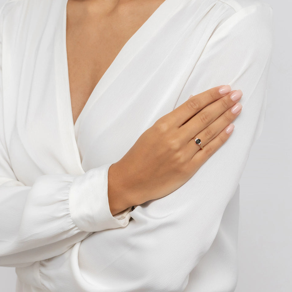 Zlatý prsten s černou zirkonií