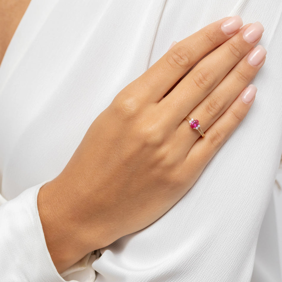 Zlatý prsten s červeným zirkonem