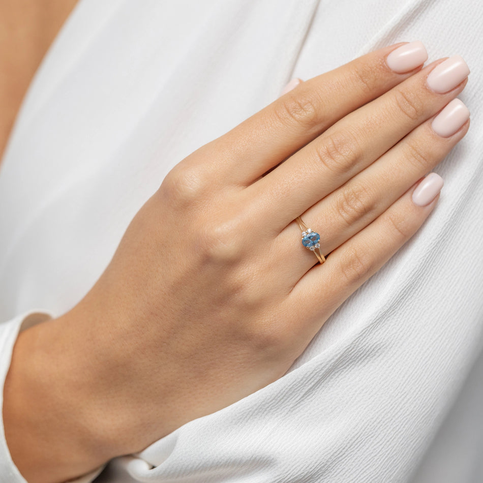 Zlatý prsten s modrou zirkonií