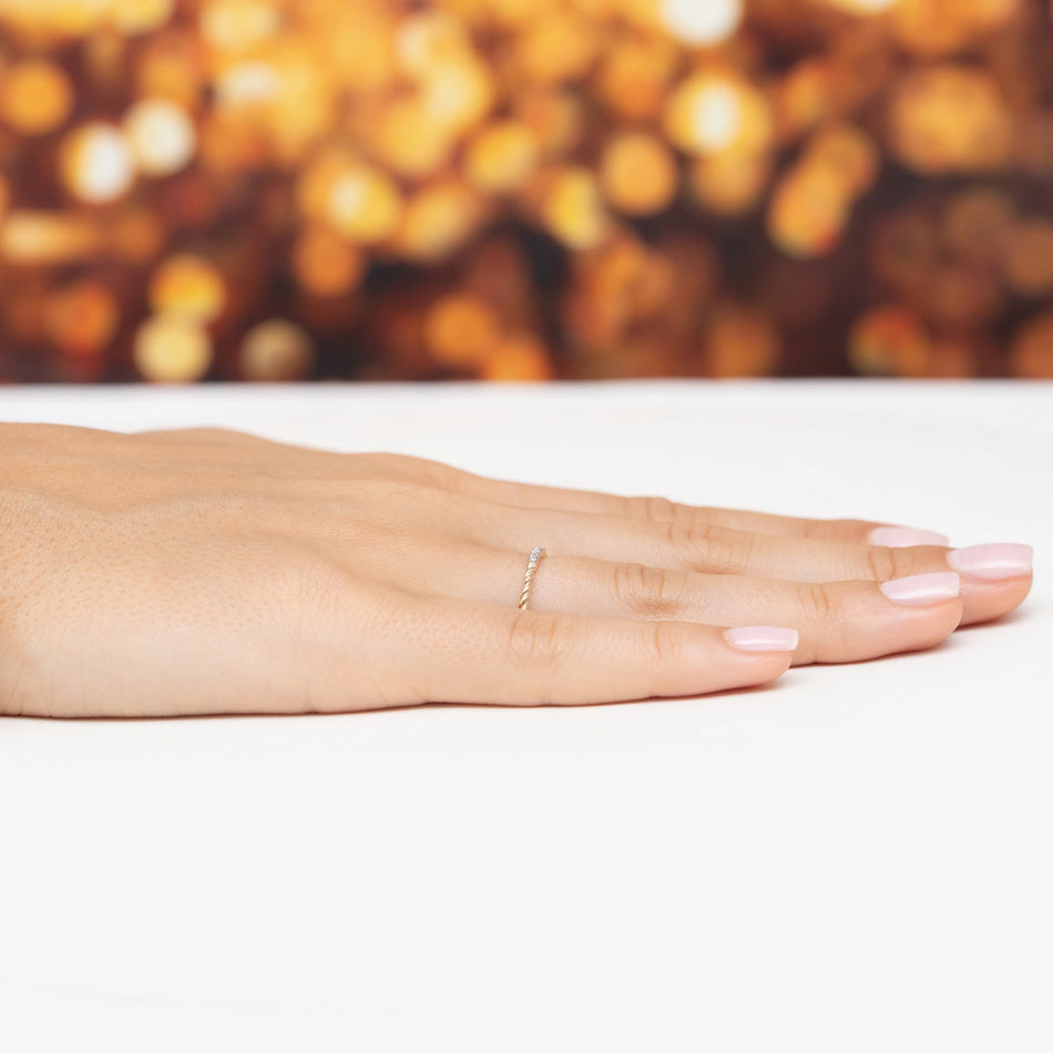 Zlatý prsteň so zirkónmi s pleteným vzorom