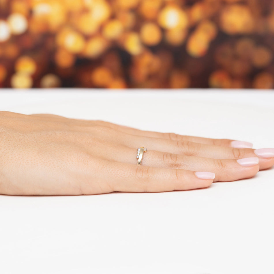 Zlatý prsteň so zirkónmi vlnky