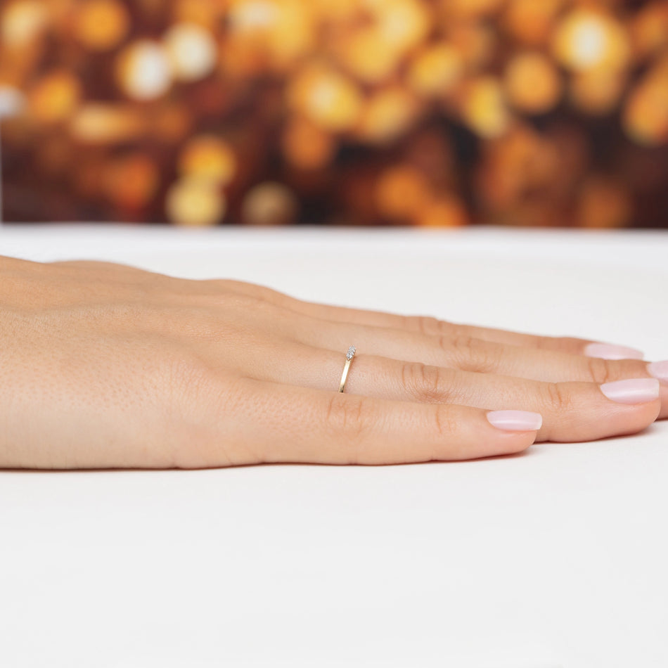 Dezenter Goldring mit Zirkonia