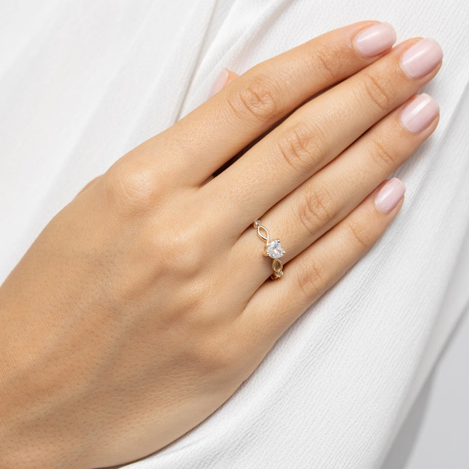 Zlatý prsteň so zirkónmi srdce