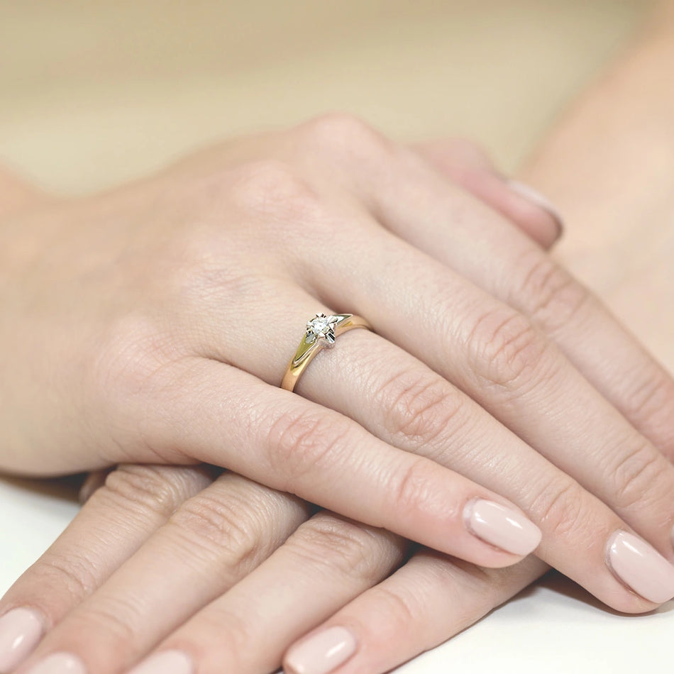 Goldring mit 0,12 ct Diamant