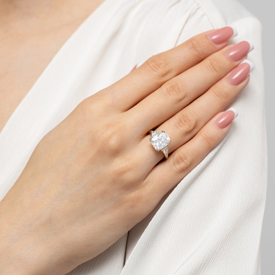 Stříbrný prsten se zirkony