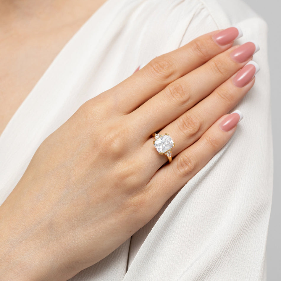 Stříbrný prsten se zirkony