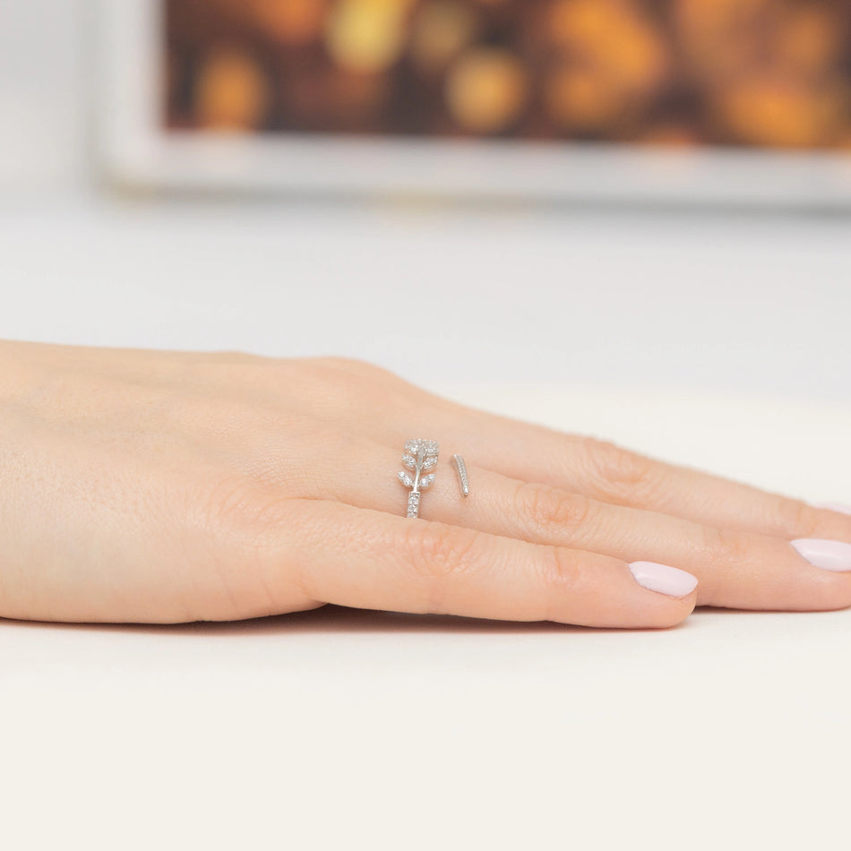 Stříbrný prsten se zirkony