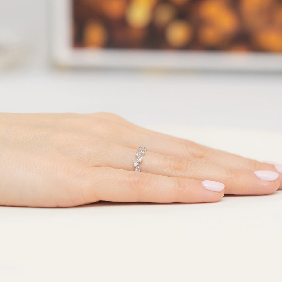 Stříbrný prsten se zirkony