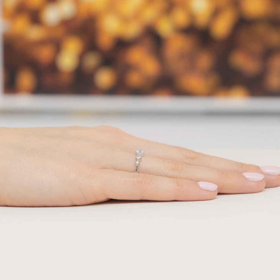 Stříbrný prsten se zirkony